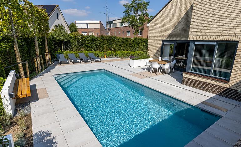 Moderne tuin met zwembad