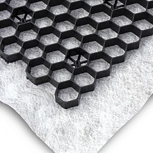 Splitplaat honingraat zwart  3 cm dik 0,96m2 per plaat met typar onderdoek  35.52 m2 per pak 37 stuk